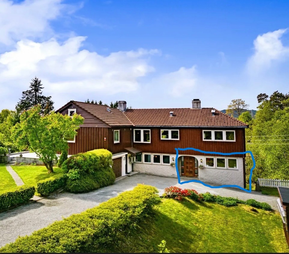 Strønevegen 30, Leilighet markert. Felles vindfang. Fast parkeringsplass for 1 bil.